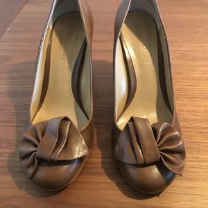 Vintage Tan Round Toe Heel with Fun Bow-Like Detail